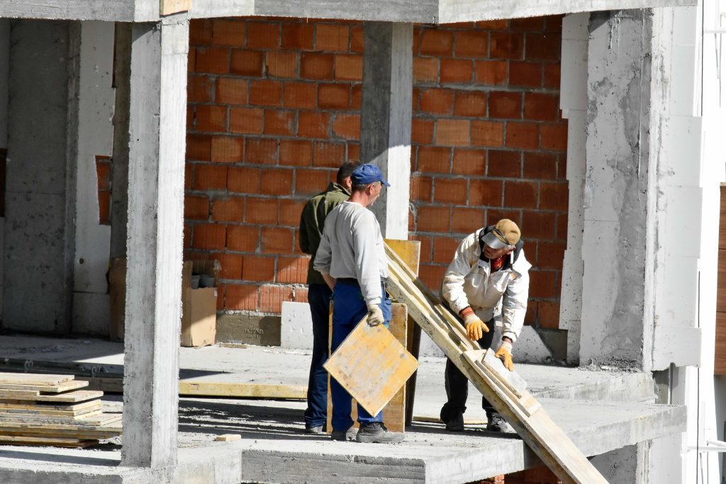 Trabajadores de construcción siguen acabo instrucciones de su supervisor para realizar su actividades de la manera mas eficaz posible .