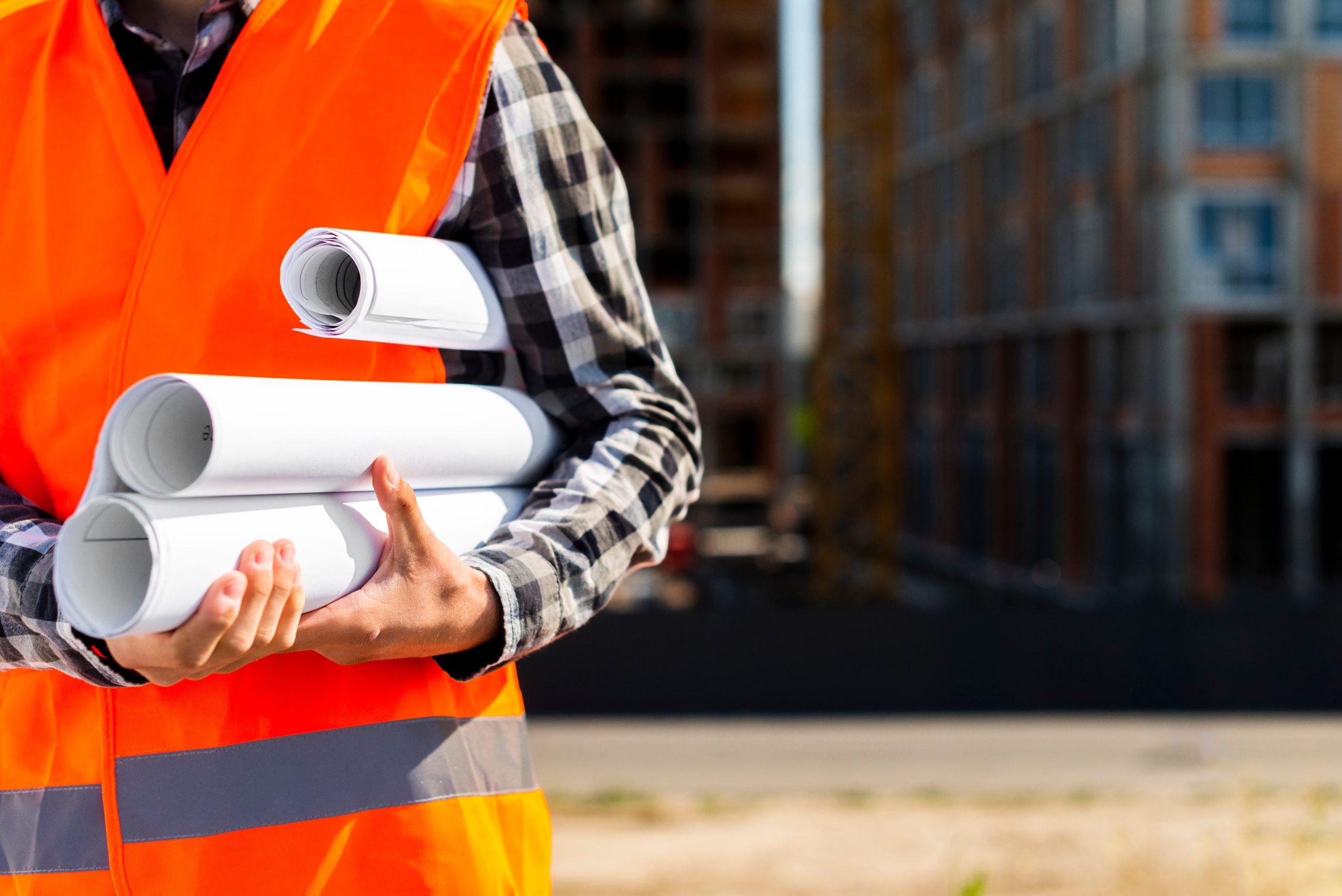 Supervisor técnico midiendo niveles y alineaciones estructurales con equipo de precisión en obra en construcción