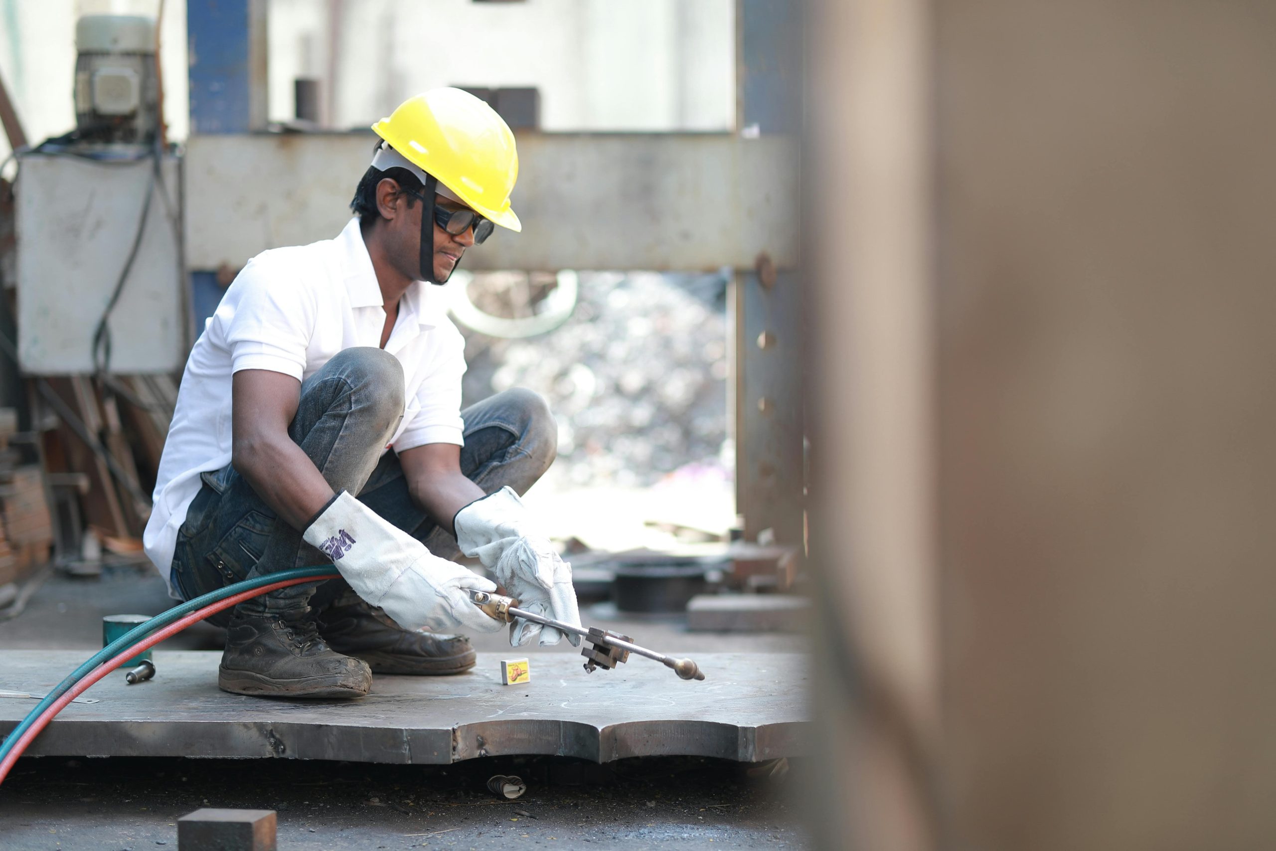 Trabajador de construcción realizando instalación y producción en el proceso constructivo.
